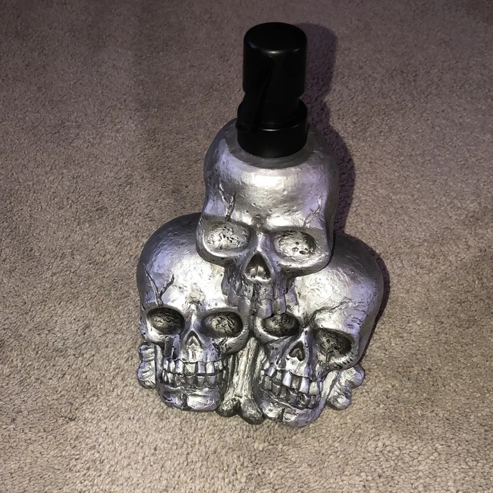Goth Halloween‎ Skull Skulls Soap Dispenser Silver Black